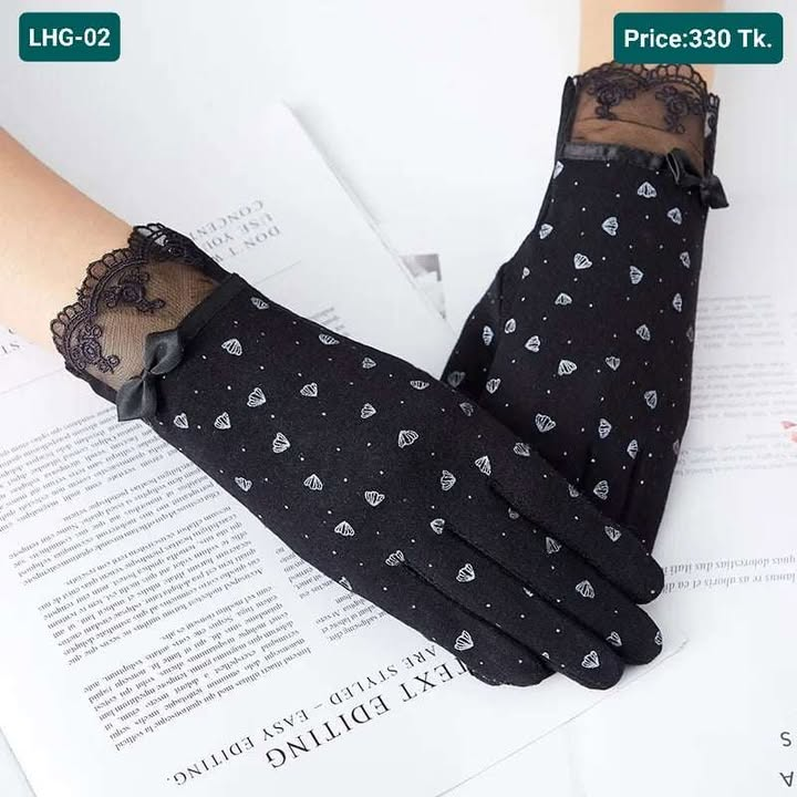 Lace gloves with a diamond pattern